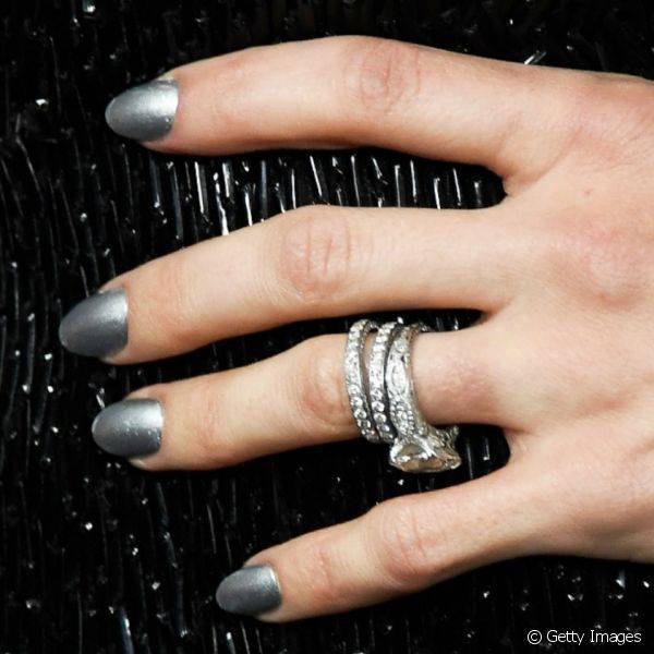 Jenna Dewan-Tatum mostrou um delineado gatinho gráfico bem ousado e nas unhas ela optou pelo prata cromado (Foto: Getty Images)